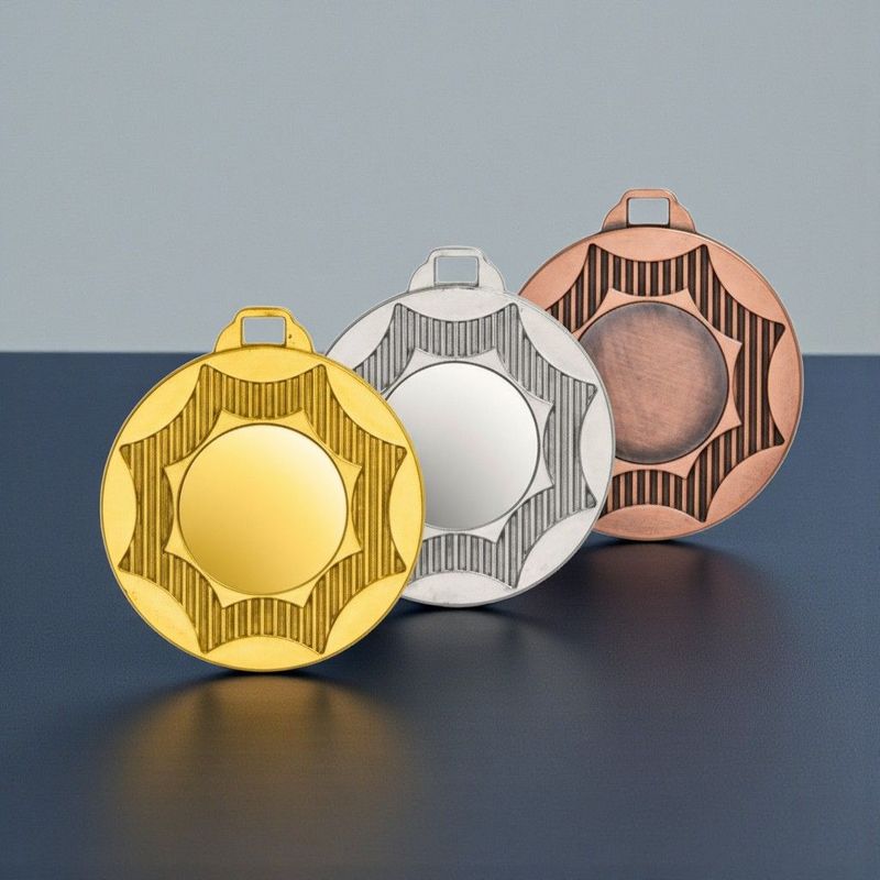 Metallmedaille mit glatter Mittelfläche und segmentiertem, geometrischem Randdesign. Durchmesser Ø 5 cm