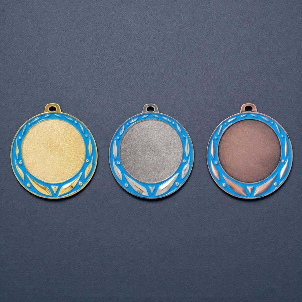 Großformatige Metallmedaille mit glatter Mittelfläche und umlaufendem blauem Farbkranz mit dekorativen Akzenten. Durchmesser 