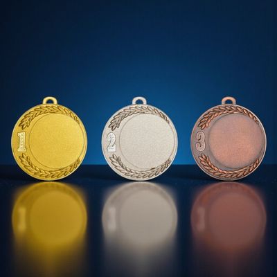 Großformatige Metallmedaille mit integrierten Platzierungszahlen (1–2–3) und klassischer Anmutung. Durchmesser Ø 7 cm