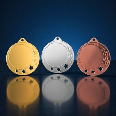 Großformatige Metallmedaille mit klarer, moderner Gestaltung und symbolischen Sternakzenten. Durchmesser Ø 7 cm