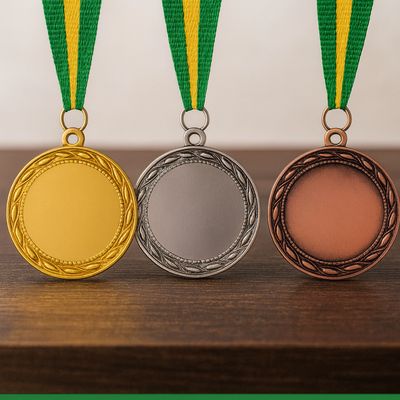 Großformatige Metallmedaille mit klassischer, repräsentativer Gestaltung und klarer Mittelfläche. Durchmesser Ø 10 cm
