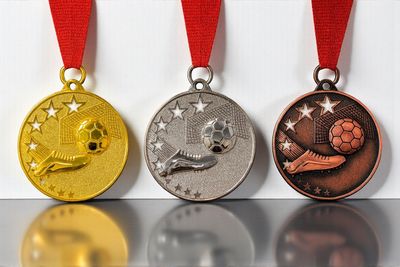 Geprägte Fußballmedaille Ø 5 cm mit Ball-, Schuh- und Sternmotiv, Gold-, Silber- und Bronzeoptik