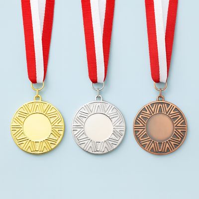 Metallmedaille Ø 5 cm mit durchbrochenem Zierkranz und glatter Mittelfläche in Gold-, Silber- und Bronzeoptik