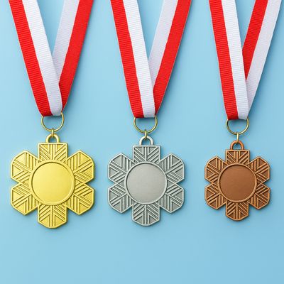 Metallmedaille in Kristallform mit geometrischem Rand und glatter Mittelfläche in Gold-, Silber- und Bronzeoptik