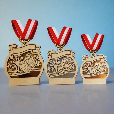 Holzmedaille HM-SKI-700 mit Ski-Motiv, naturbelassene Optik, in 10,5 / 9,0 / 7,5 cm gold,silber & bronze hintergrund