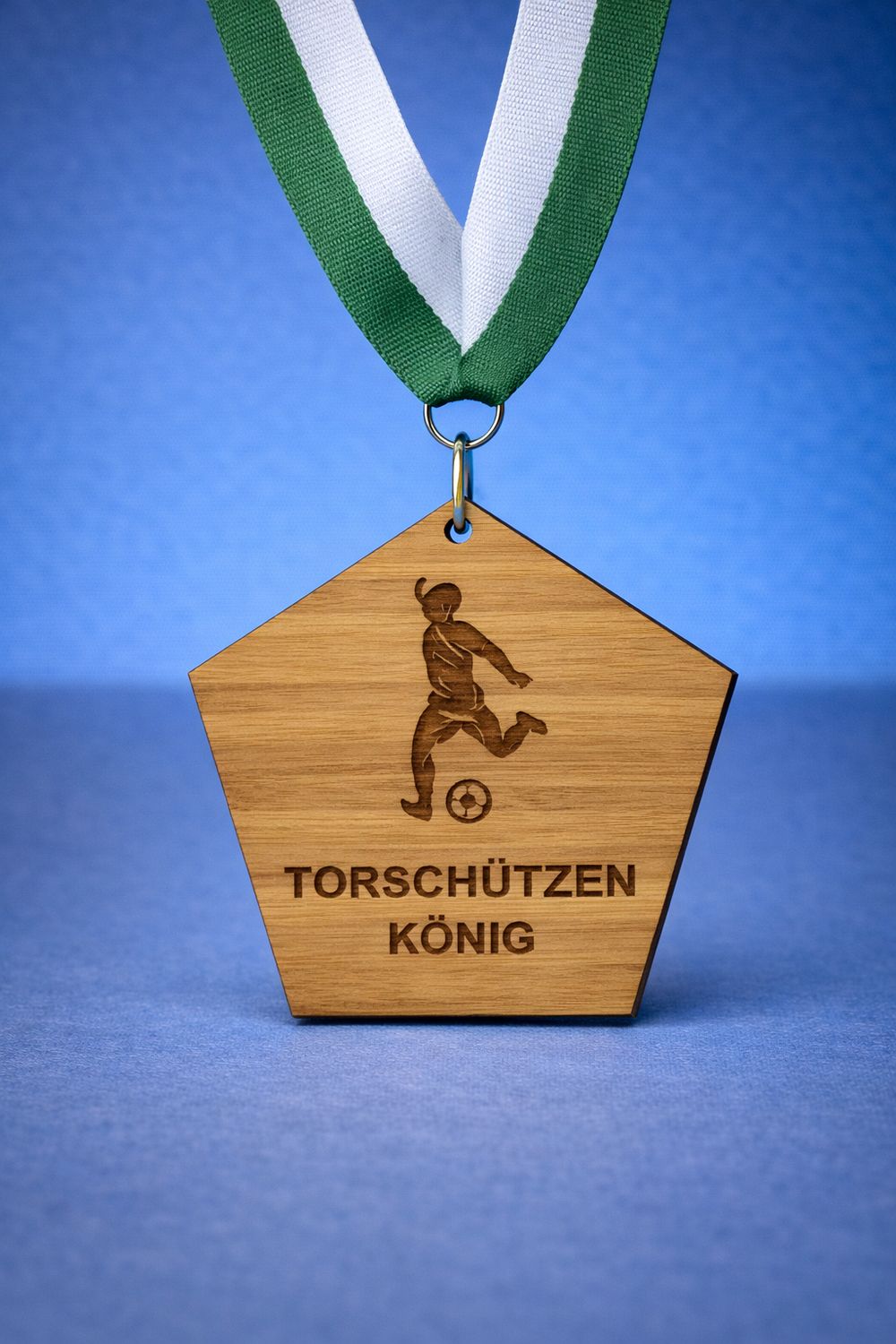 Holzmedaille in individueller Form aus naturbelassenem Holz mit Lasergravur und Medaillenband