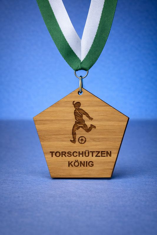 Holzmedaille in individueller Form aus naturbelassenem Holz mit Lasergravur und Medaillenband