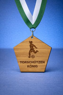 Holzmedaille in individueller Form aus naturbelassenem Holz mit Lasergravur und Medaillenband