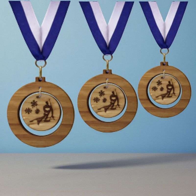 Holzmedaille HM500 ausgeschnitten mit Skifahrer-Anhänger aus Holz