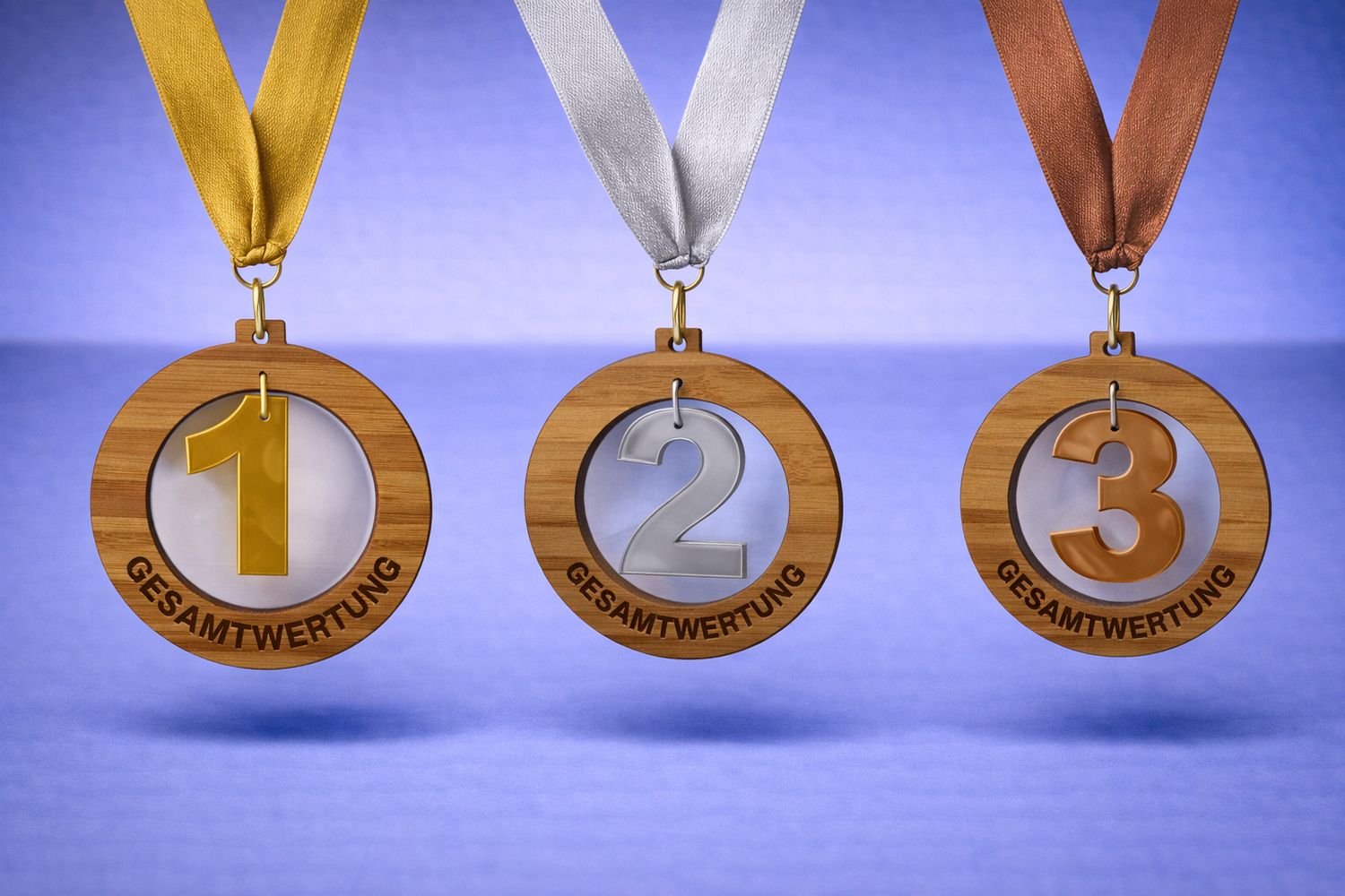 Holzmedaille ausgeschnitten mit Acryl-Hänger 1–2–3, ab € 7,50 Ausgeschnittene Holzmedaille mit 1–2–3-Hänger aus Acryl. Der Gravurtext wird direkt im Holz individuell gestaltet