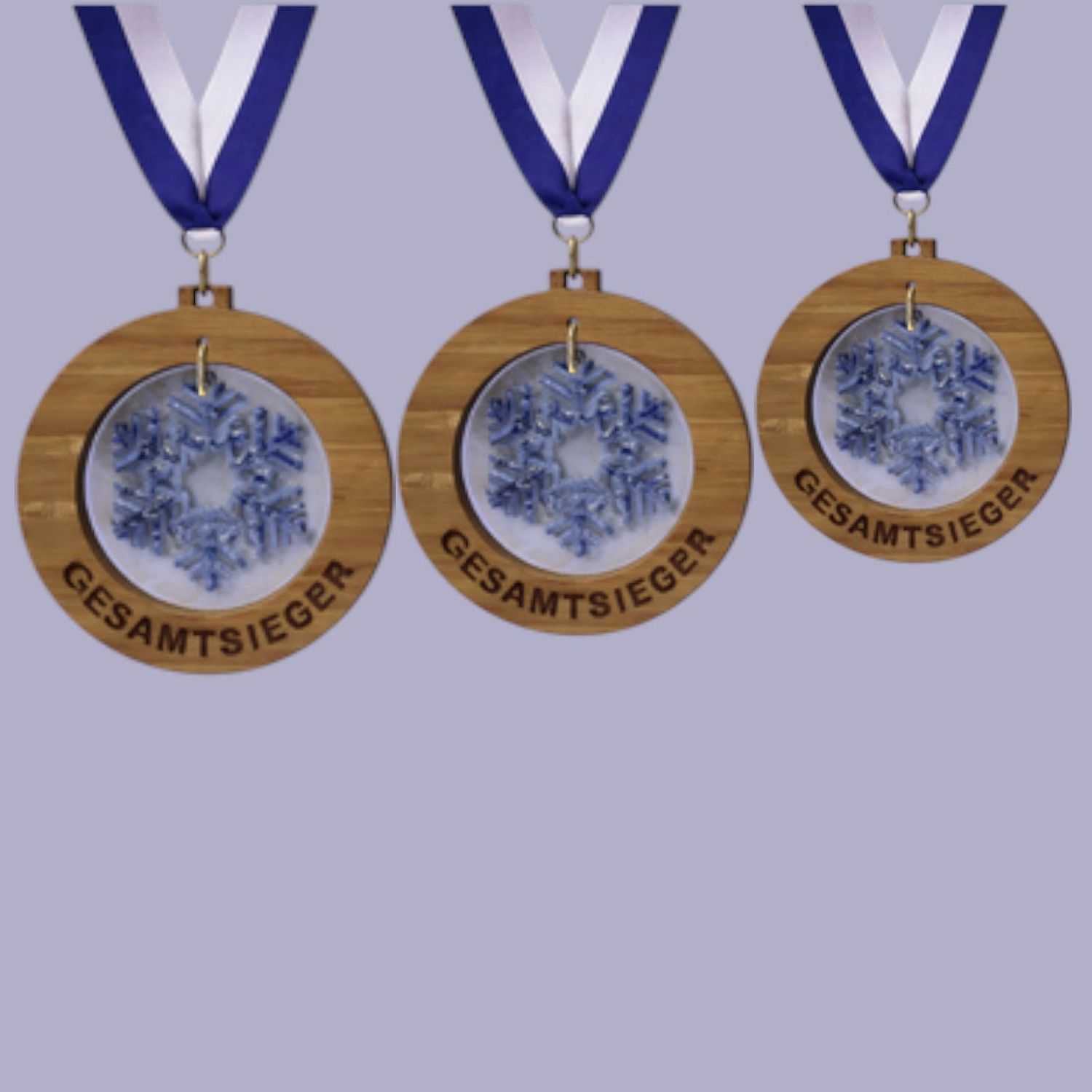 Holzmedaille ausgeschnitten mit Glitzerkristallanhänger, ab € 6,50 Holzmedaille ausgeschnitten mit Glitzerkristall-Anhänger