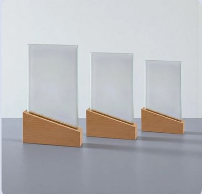 Glas-Holztrophäen mit schrägem Holzsockel, moderne Auszeichnung in drei Größen inkl. Geschenkbox