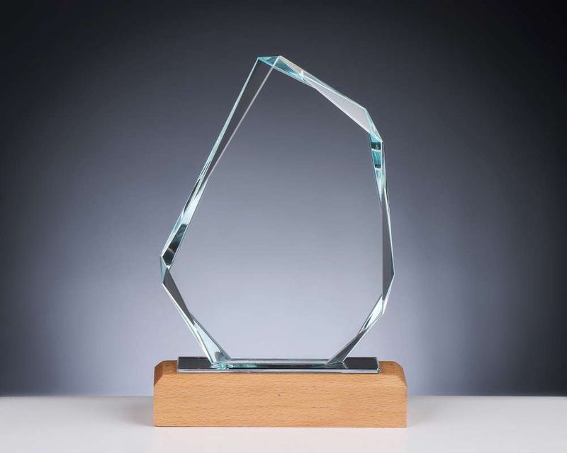 Kristallglas Award mit Facettenschliff auf Buchenholzsockel, moderne hochwertige Auszeichnung