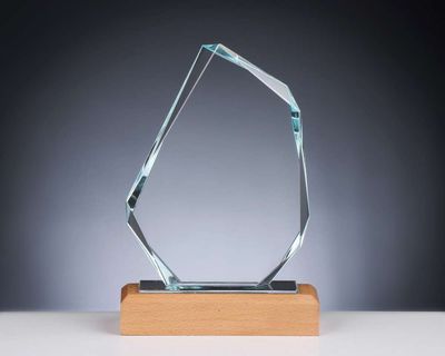 Kristallglas Award mit Facettenschliff auf Buchenholzsockel, moderne hochwertige Auszeichnung