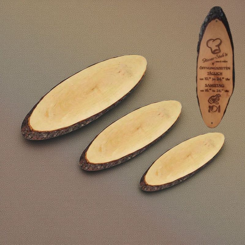 Rindenbrett aus lackierter Fichte mit natürlicher Form für Gravuren