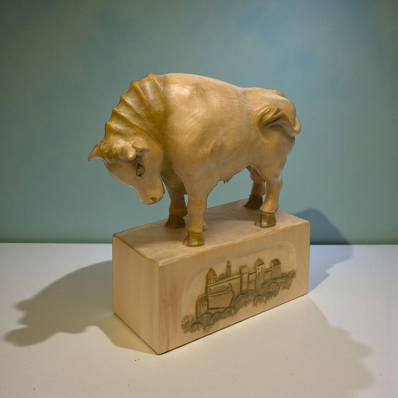 Salzburger Stier XXL Holzskulptur aus Buchenholz auf graviertem Sockel