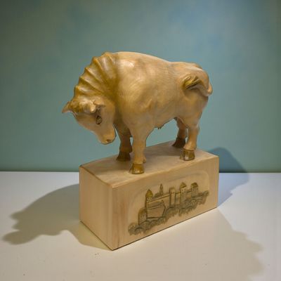 Salzburger Stier XXL Holzskulptur aus Buchenholz auf graviertem Sockel