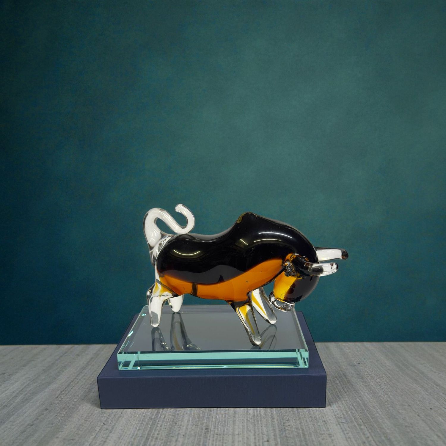 Handgefertigte Glas-Stier-Trophäe „Black Amber Bull“ auf Glassockel