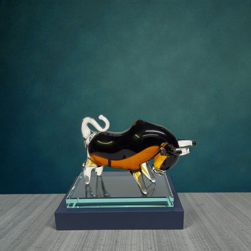 Handgefertigte Glas-Stier-Trophäe „Black Amber Bull“ auf Glassockel