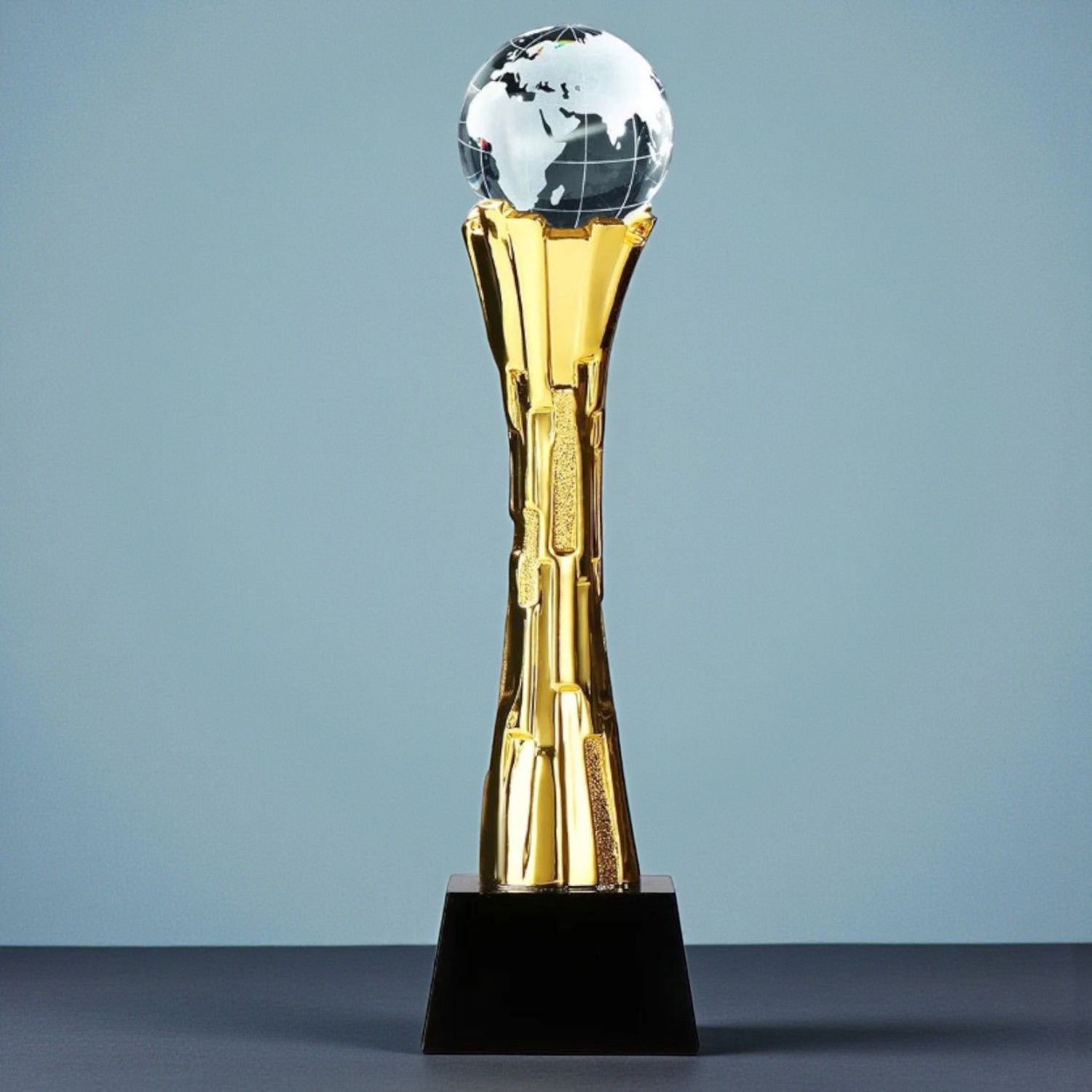 Design Trophäe mit Kristall Weltkugel auf schwarzem Glassockel