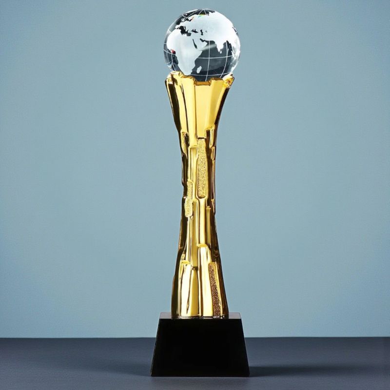 Design Trophäe mit Kristall Weltkugel auf schwarzem Glassockel