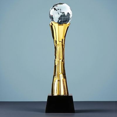 Design Trophäe mit Kristall Weltkugel auf schwarzem Glassockel