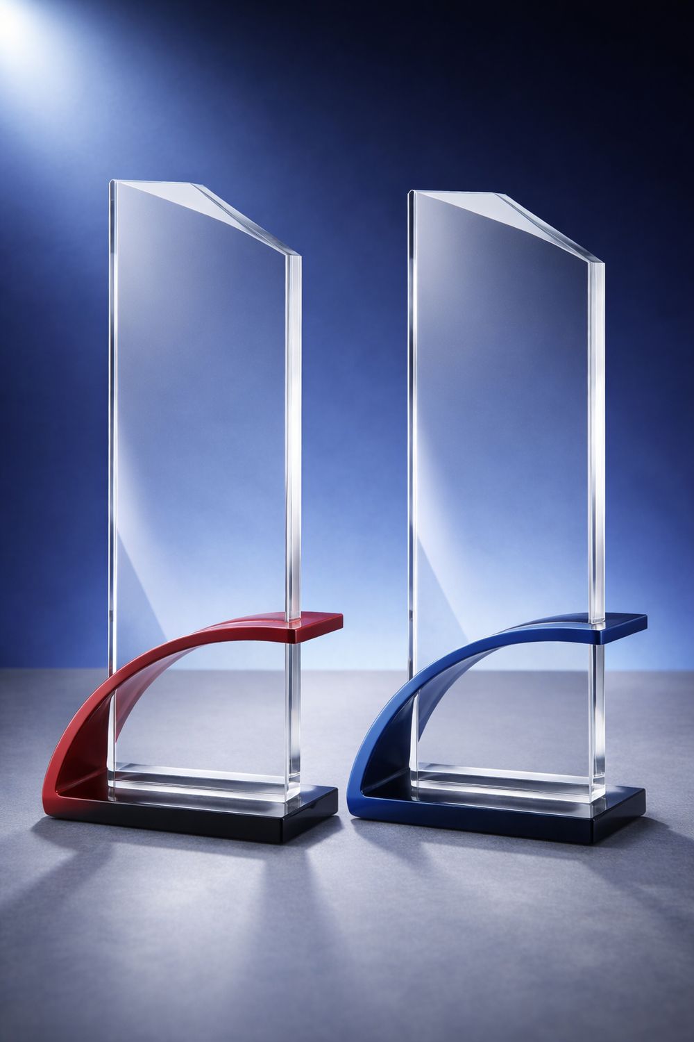 Moderne Glastrophäe mit rotem oder blauem Metallständer, klare Glasplatte mit schräger Oberkante