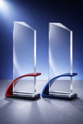 Moderne Glastrophäe mit rotem oder blauem Metallständer, klare Glasplatte mit schräger Oberkante