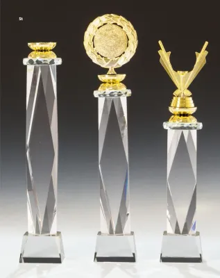 Kristallpokal Tower mit facettiertem Glaskörper und Glasfuß, wahlweise mit Kranz oder Figur