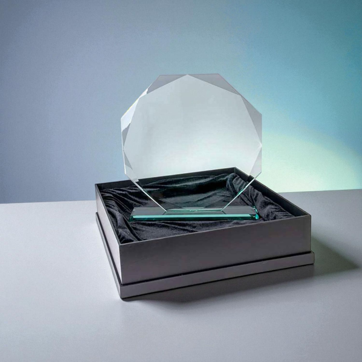 XXL Glastrophäe in achteckiger Form aus 18 mm starkem Glas mit Holzbox, freistehend, hochwertiges Vollglas