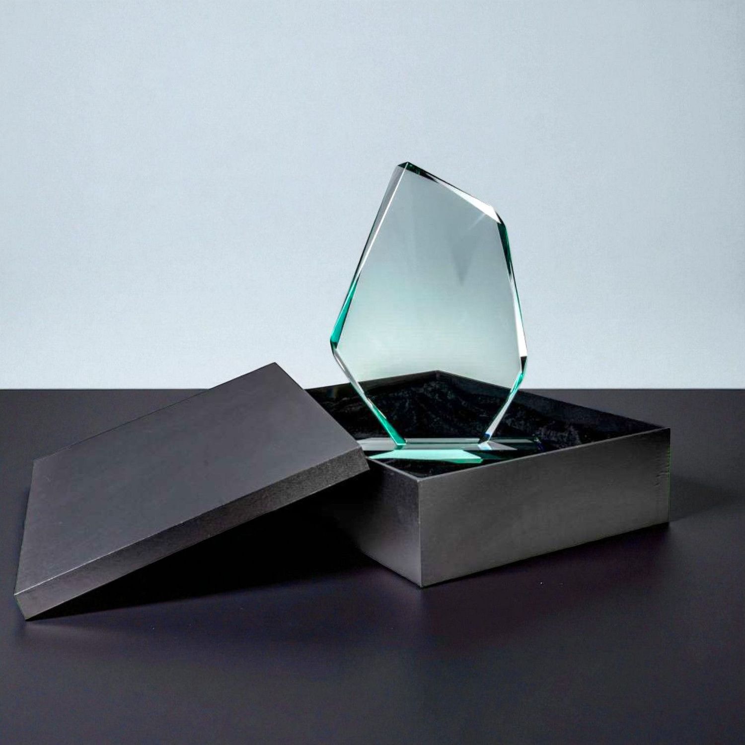 XXL Glastrophäe mit facettierter Glasform aus 18 mm starkem Vollglas, freistehend, inkl. Holzbox