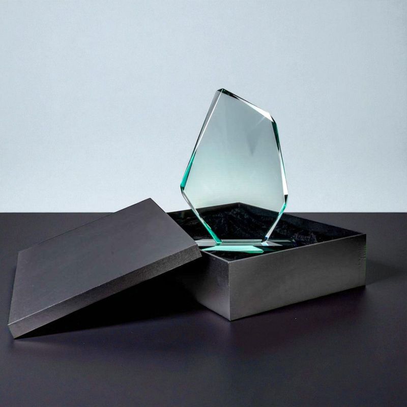 XXL Glastrophäe mit facettierter Glasform aus 18 mm starkem Vollglas, freistehend, inkl. Holzbox