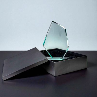 XXL Glastrophäe mit facettierter Glasform aus 18 mm starkem Vollglas, freistehend, inkl. Holzbox