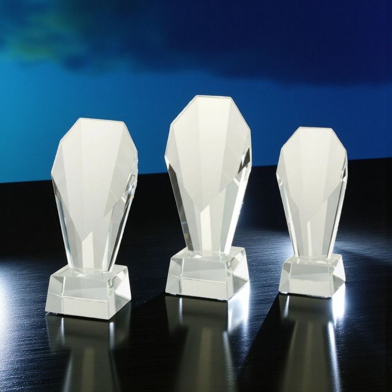 Kristall Glastrophäen Set mit drei facettierten Pokalen in unterschiedlichen Größen aus klarem Kristallglas