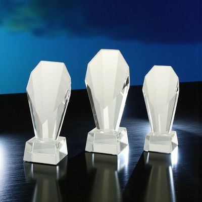 Trophy Kristall Glastrophäen Set mit drei facettierten Pokalen in unterschiedlichen Größen aus klarem Kristallglas