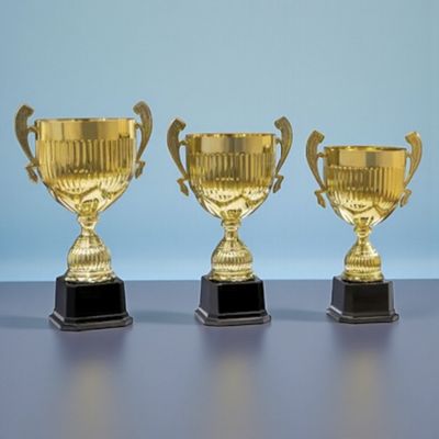 Drei große goldfarbene XXL Pokale auf schwarzen Sockeln als repräsentative Siegerpokale für Turniere
