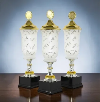 Klassische Glaspokale mit Deckel auf schwarzem Sockel als elegante Auszeichnung für Ehrungen