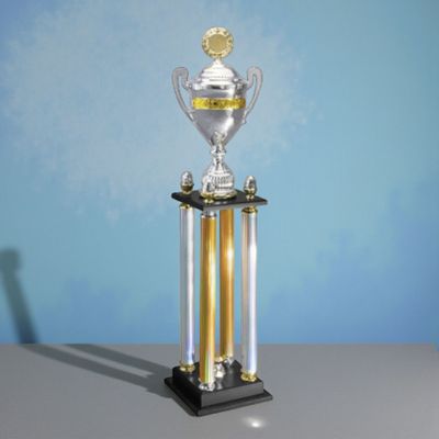 Säulenpokal mit goldfarbenen Säulen, silberfarbenem Pokalaufsatz und schwarzem Sockel
