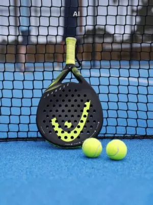 padelschläger und bälle vor dem netz, pokale und trophies für den padelbewerb