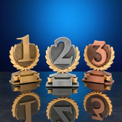 neutrale figurtrophäen, welche sich mit emblemen und gravuren für ihre sportart individualisieren lassen