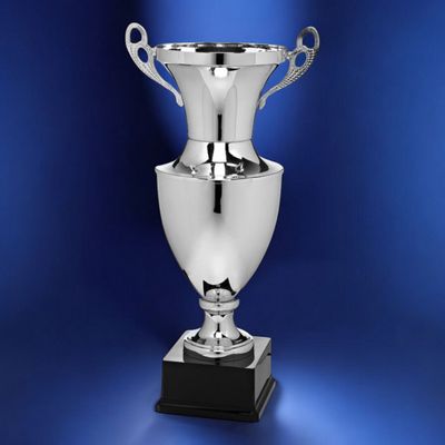 Silberfarbener Wanderpokal auf schwarzem Sockel vor blauem Hintergrund als repräsentativer Siegerpokal
