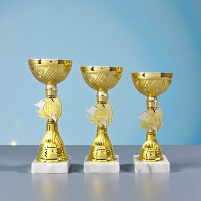 Pokal Pokal Rookie Champions, 3er Serie, Goldoptik, strukturierte Pokalschale, Marmorsockel