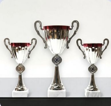 Pokal Wiebke, 3er Serie, Silberoptik mit Farbrand am Kelch, Marmorsockel