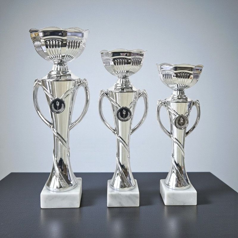 Pokal Dynamic, 3er Serie, Silberoptik, gedrehter Pokalkörper, Marmorsockel