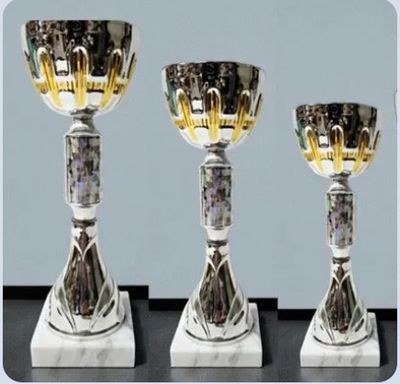 Pokal Merkur, 3er Serie, Silber-Gold-Optik, strukturierte Pokalschale, Marmorsockel