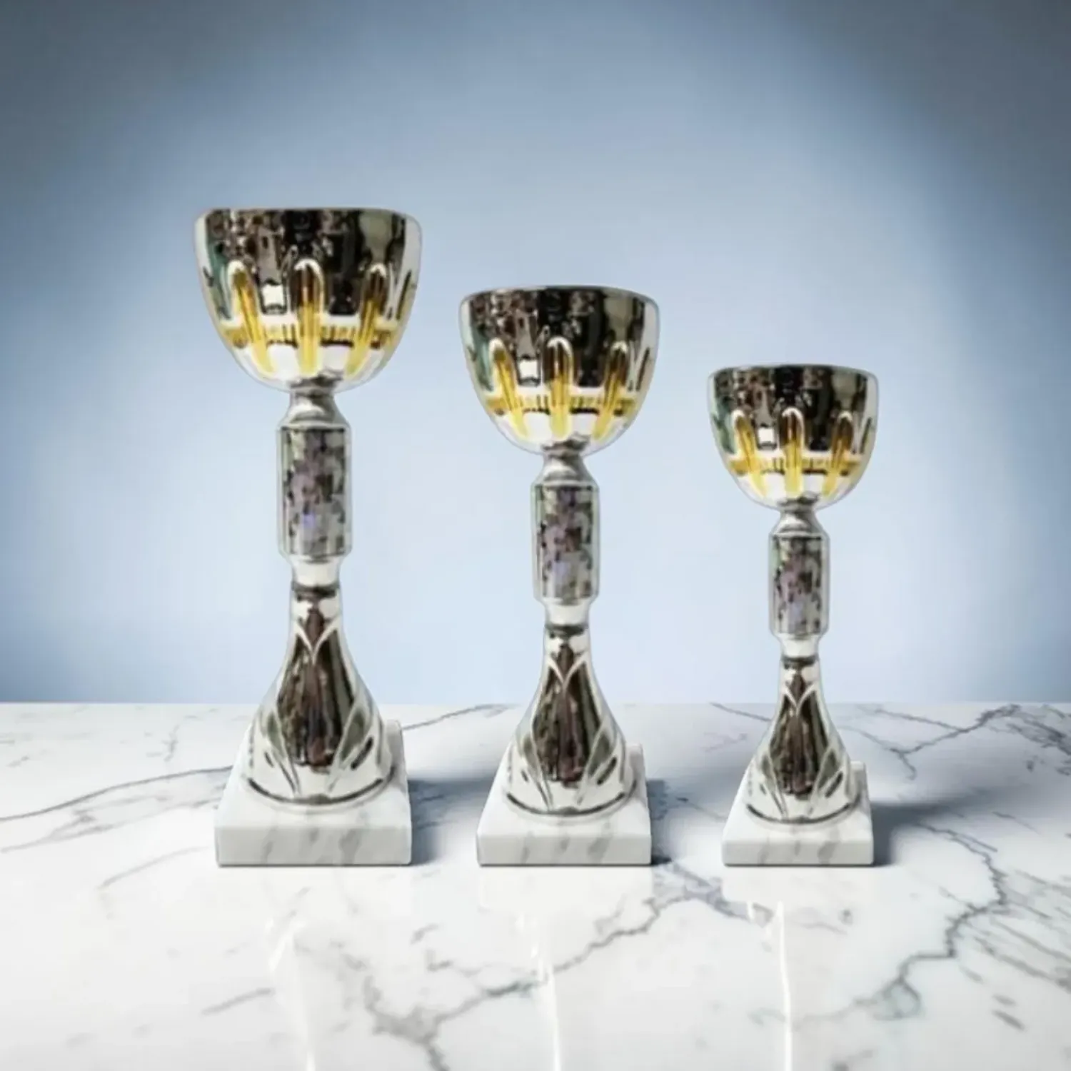 Pokal „Merkur“ – 3er Setangebot, ab € 28,00 Pokal Merkur, 3er Serie, Silber-Gold-Optik, strukturierte Pokalschale, Marmorsockel
