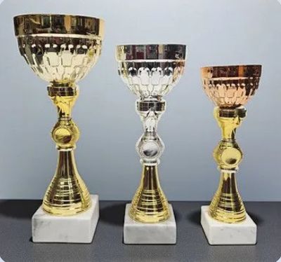 Pokal „Neptun“ – 3er Setangebot, ab € 40,00 Pokal Neptun, 3er Serie, Silber-Gold-Optik, strukturierte Pokalschale, Marmorsockel