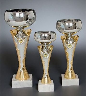 Drei Pokale der Serie PHOEBE mit silberfarbener Schale, gold-silbernem Mittelteil und Marmorsockel in unterschiedlichen Höhen
