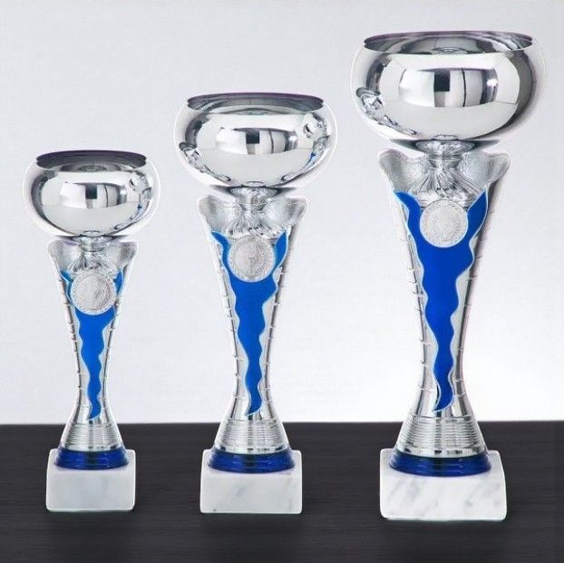 Pokal-Set „Telesto“ mit drei silberfarbenen Metallpokalen in unterschiedlichen Höhen, schlanke Form mit blauen Designelemente