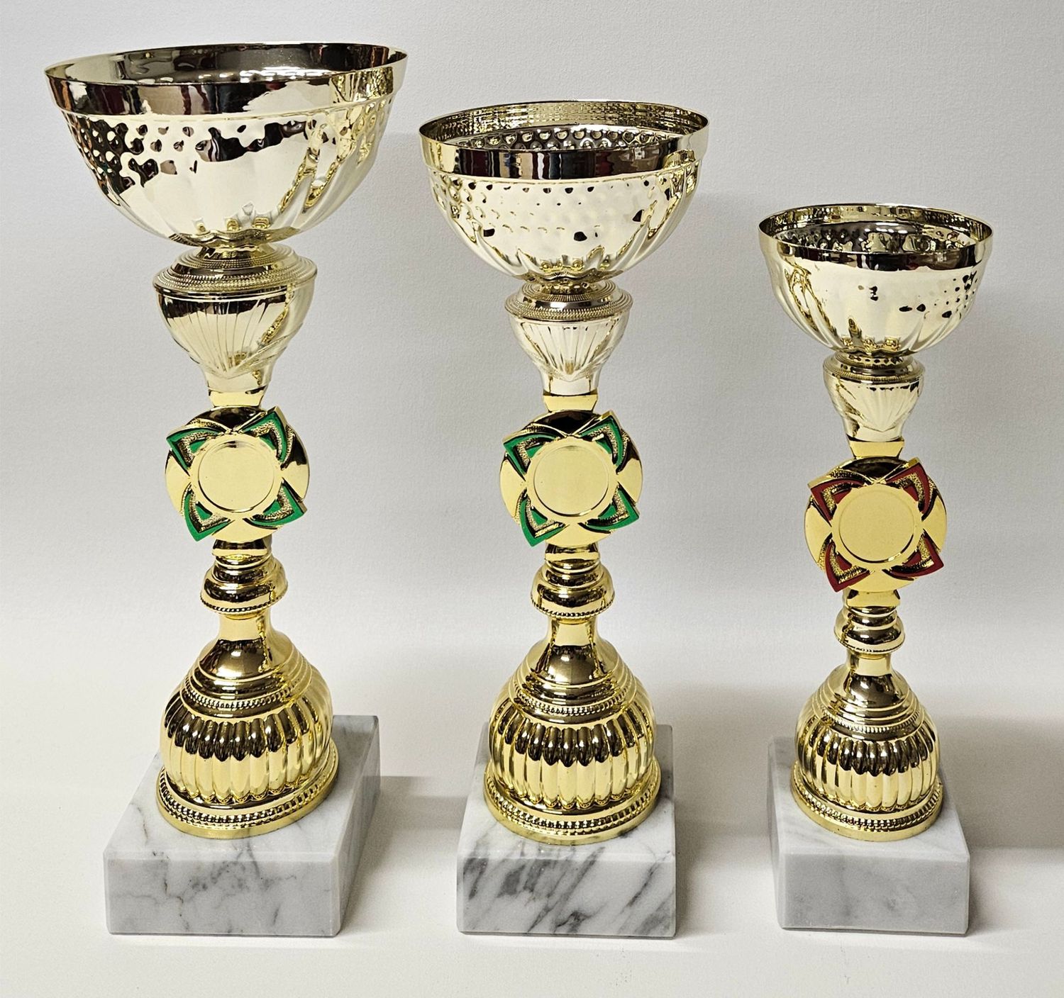 3er-Pokalset „Juno“ mit goldfarbenen Pokalen, strukturierter Schale, Marmorsockel und Mittelteil in Gold/Grün bzw. Gold/Rot, 